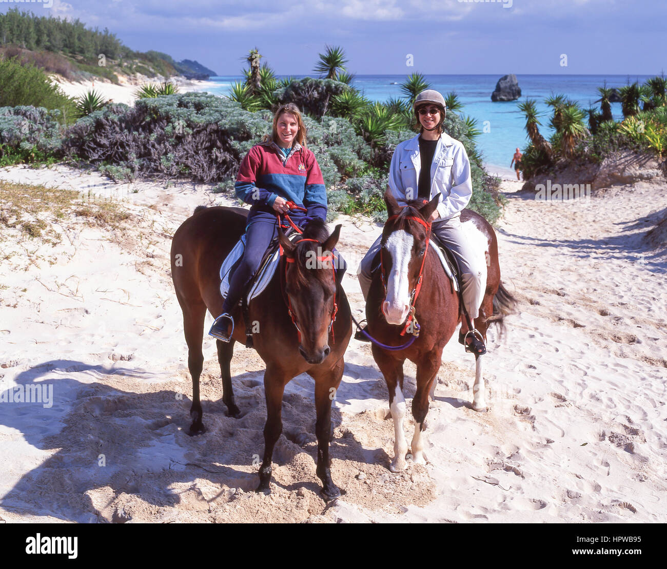 Le donne a cavallo sulla spiaggia, Jobson's Jobson's Cove, Warwick Long Bay, South Shore, Warwick Parish, Bermuda Foto Stock