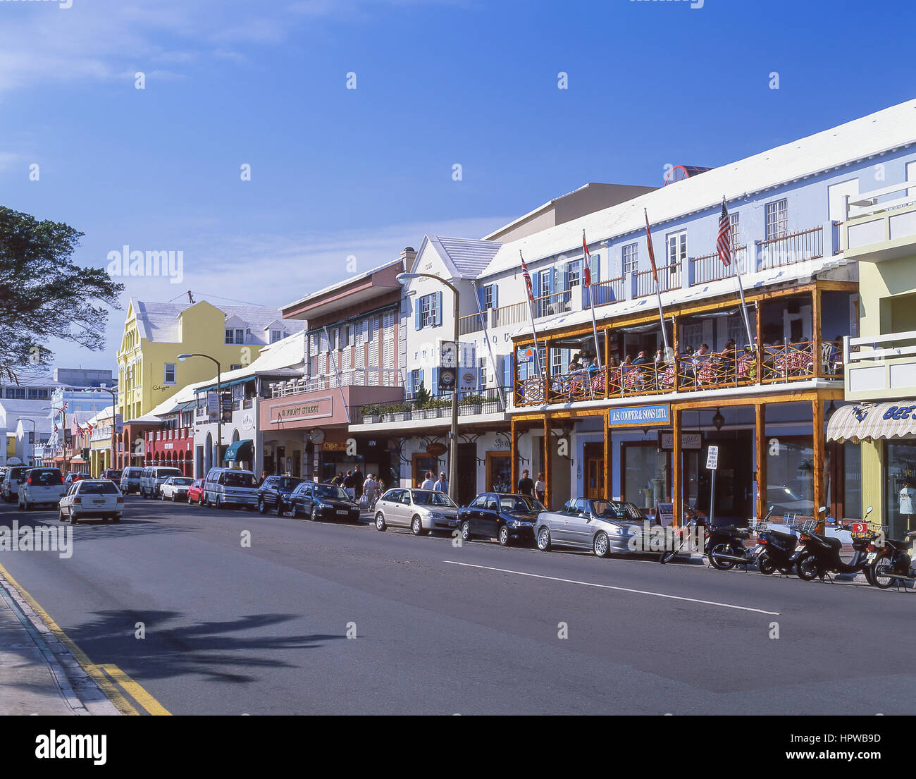 Color pastello edifici coloniali, Front Street, Hamilton, parrocchia di Pembroke, Bermuda Foto Stock