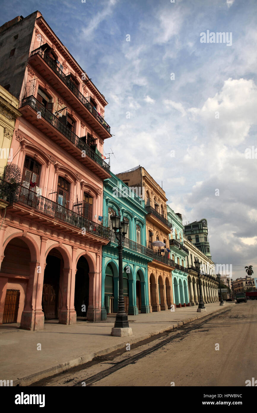 Gli edifici colorati e coloniale storico archtiecture sul Paseo del Prado, Havana, Cuba. Foto Stock