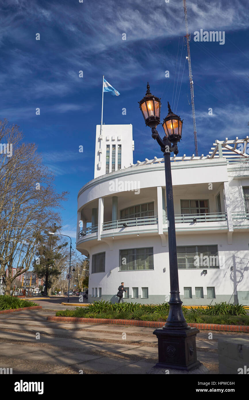 Bella vecchia marina bianco edificio con strada lampada sul Paseo Victoria promenade nel famoso Riverside resort di El Tigre in Parana Delta Foto Stock