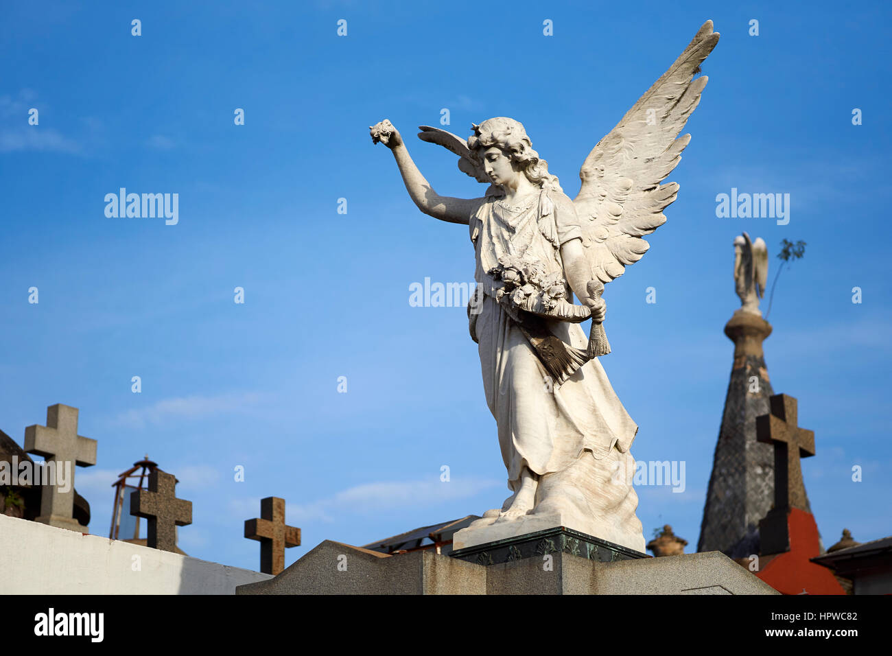 Angelo con antiche tombe nel cimitero di Recoleta, Buenos Aires, Argentina Foto Stock