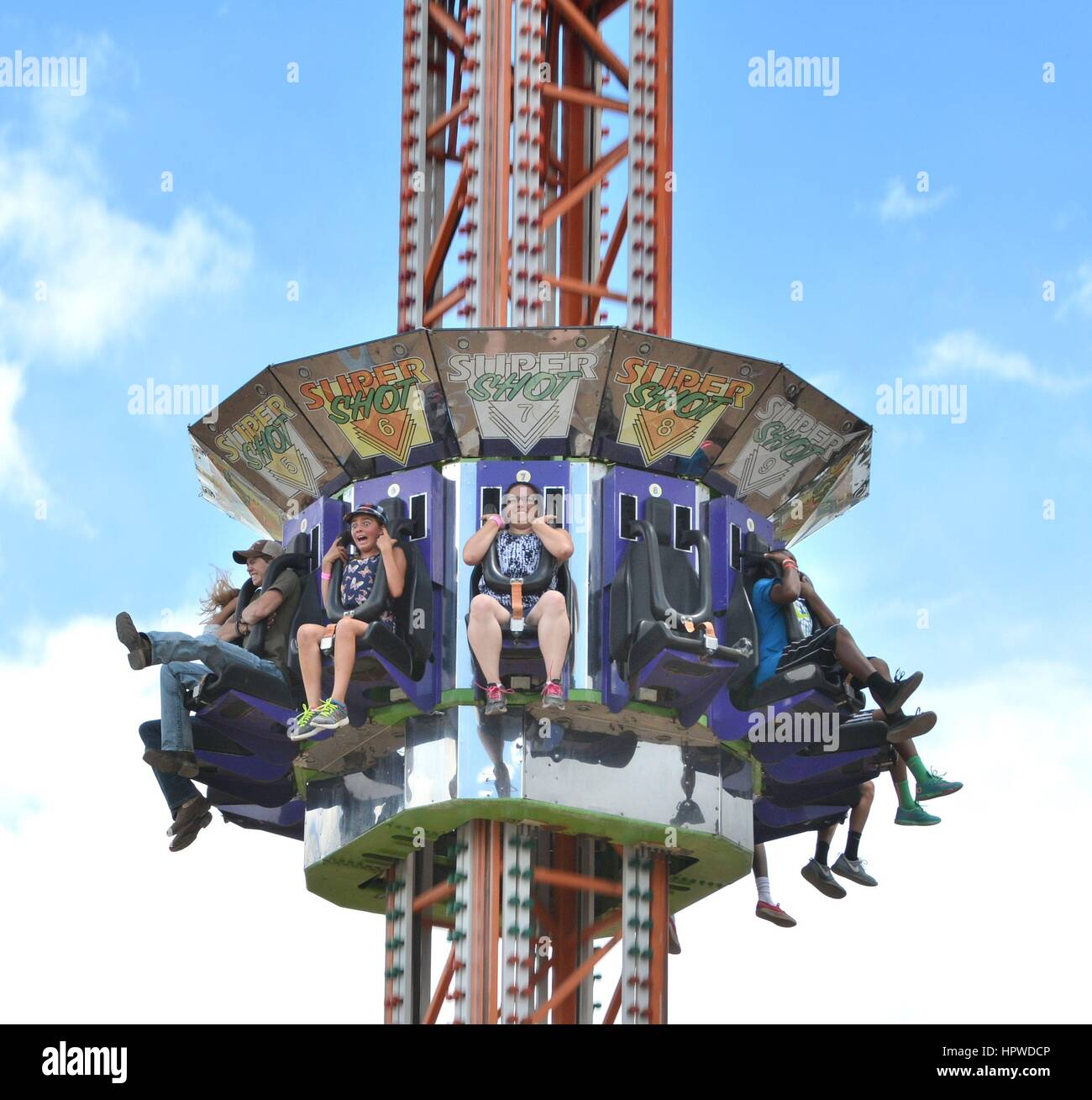 Emozionante giro nel parco divertimenti Drop Tower Foto Stock