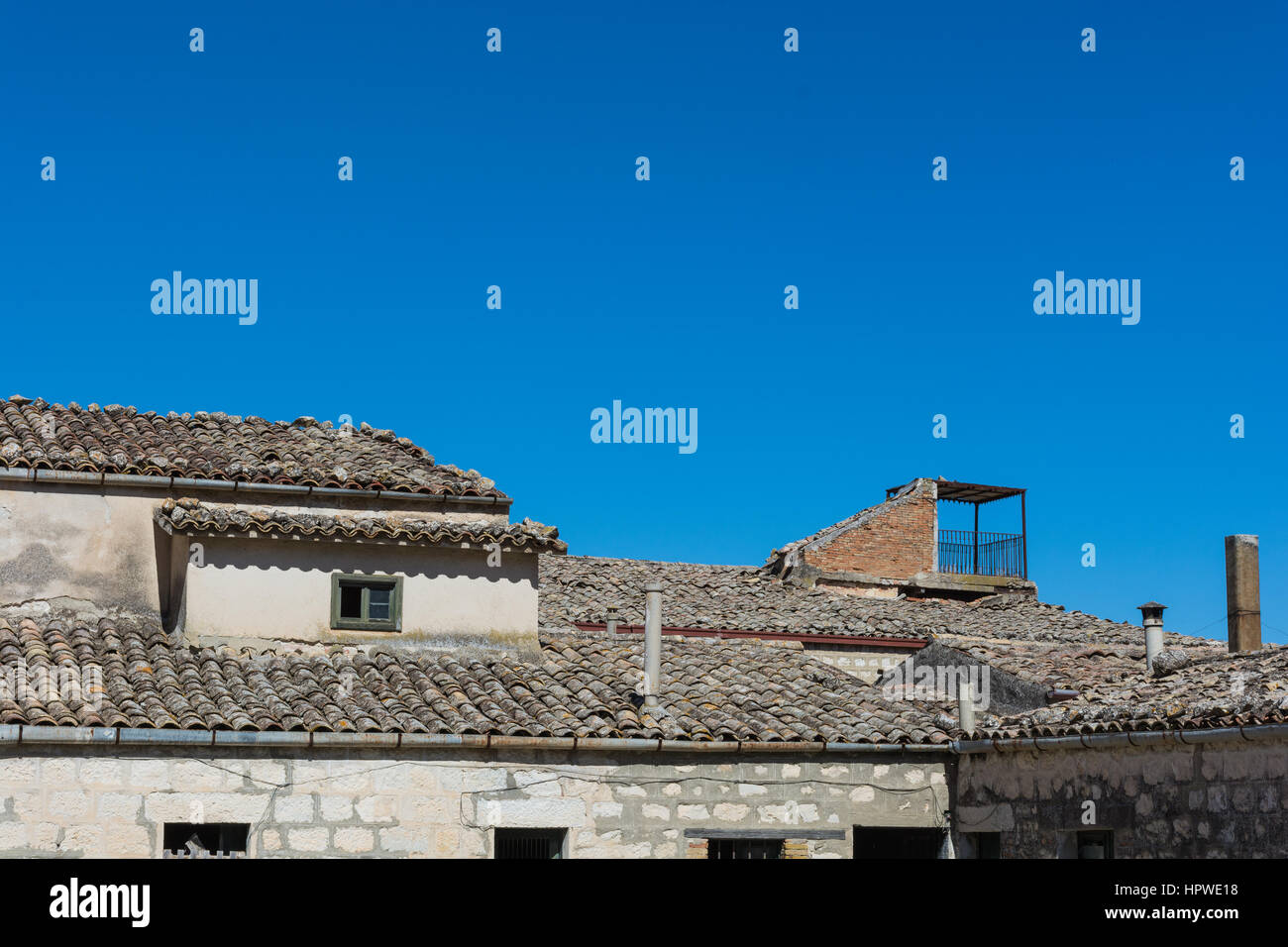 Antico siciliano architettura rurale. Tetti con vecchie piastrelle in argilla. Tutte le case disabitate. Gli edifici di vecchia costruzione. I luoghi di Montalbano, fiction televisive. Un romanzo di Foto Stock