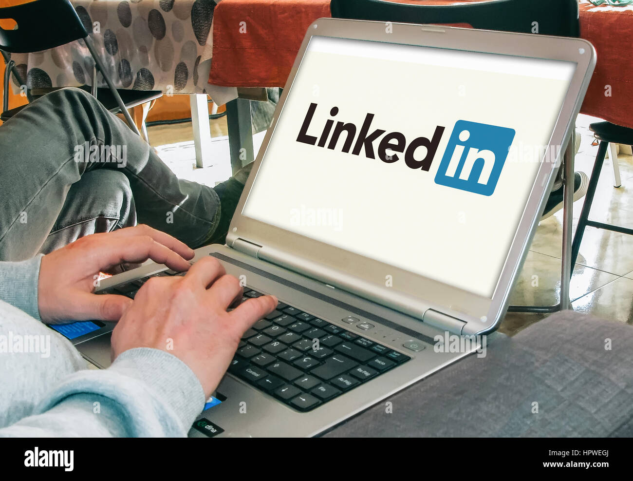 Il logo di LinkedIn in una schermata di un laptop. Foto Stock