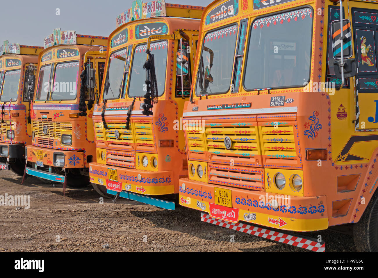 Flotta di carrelli parcheggiati in un sale opere. L India ha la seconda più grande rete di strade in tutto il mondo Foto Stock