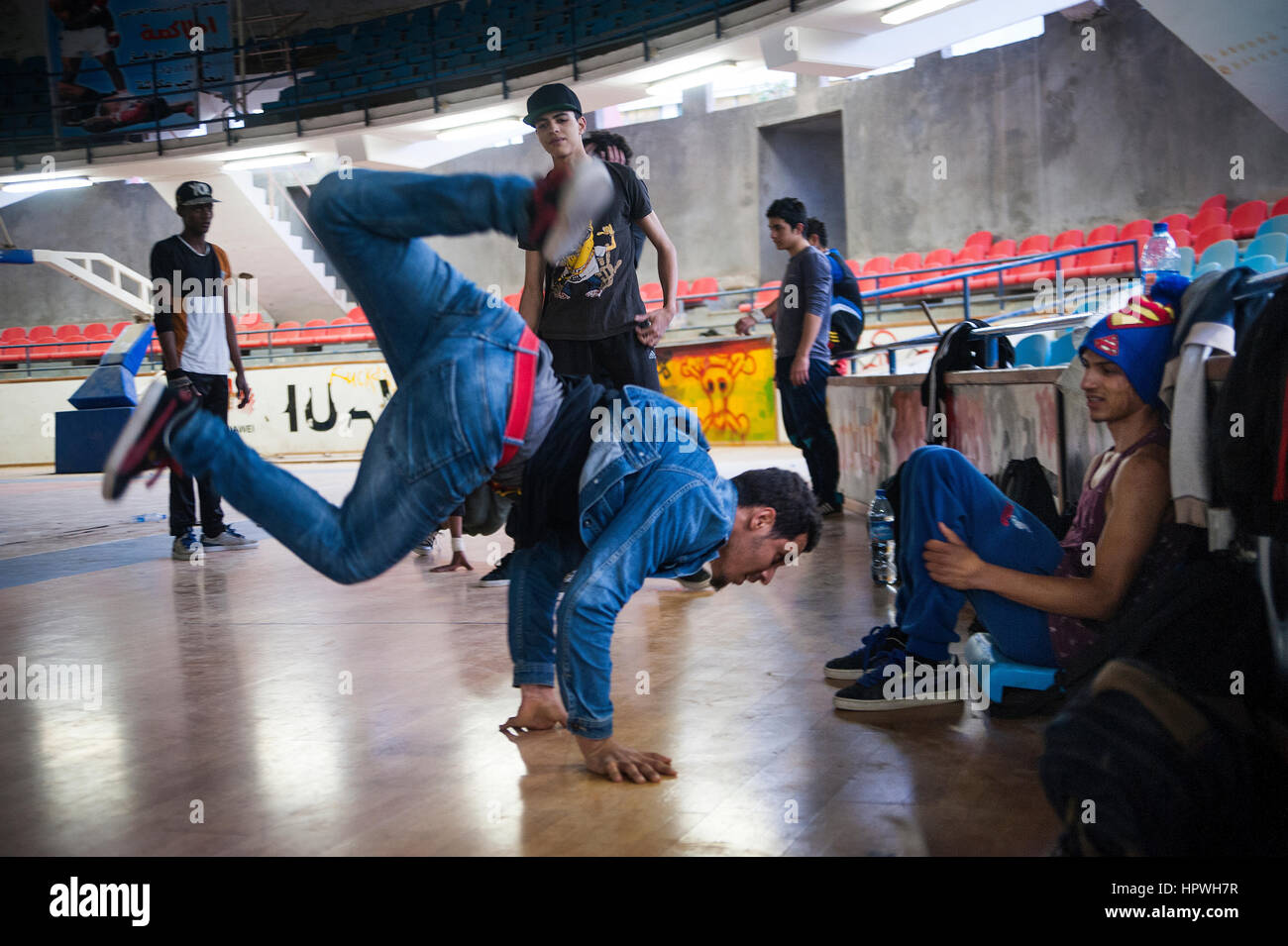 Libia Tripoli: Breakdancers sono la pratica in una inutilizzata baskeball hall. Foto Stock