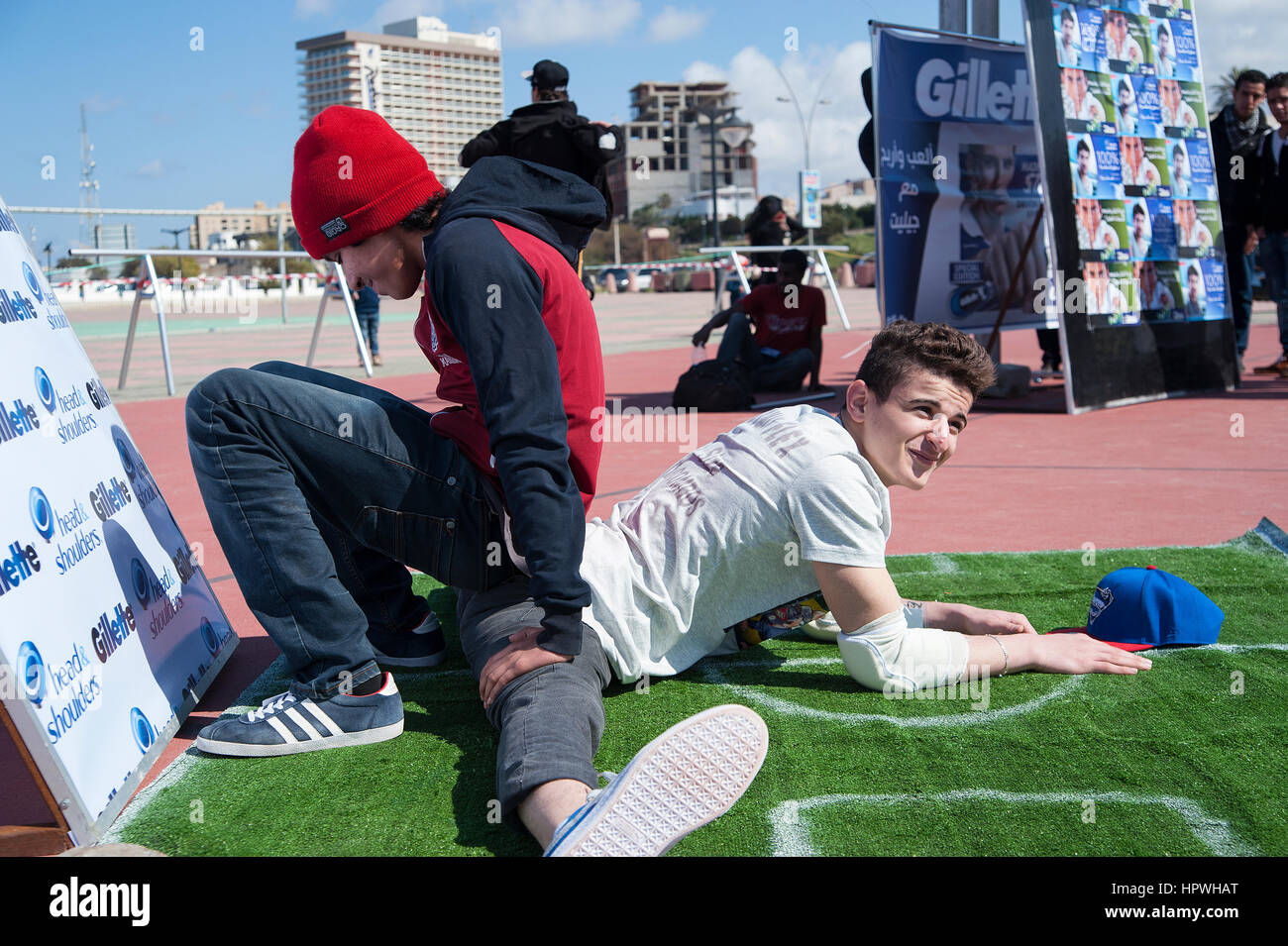 Libia Tripoli: giovani ragazzi breakdance a un open air danza e parkour festival. Foto Stock