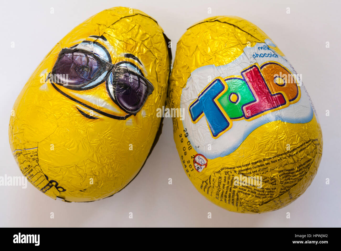 Due Toto gli Emoji latte uova di cioccolato con sorpresa giocattoli pronto per Pasqua isolato su sfondo bianco Foto Stock