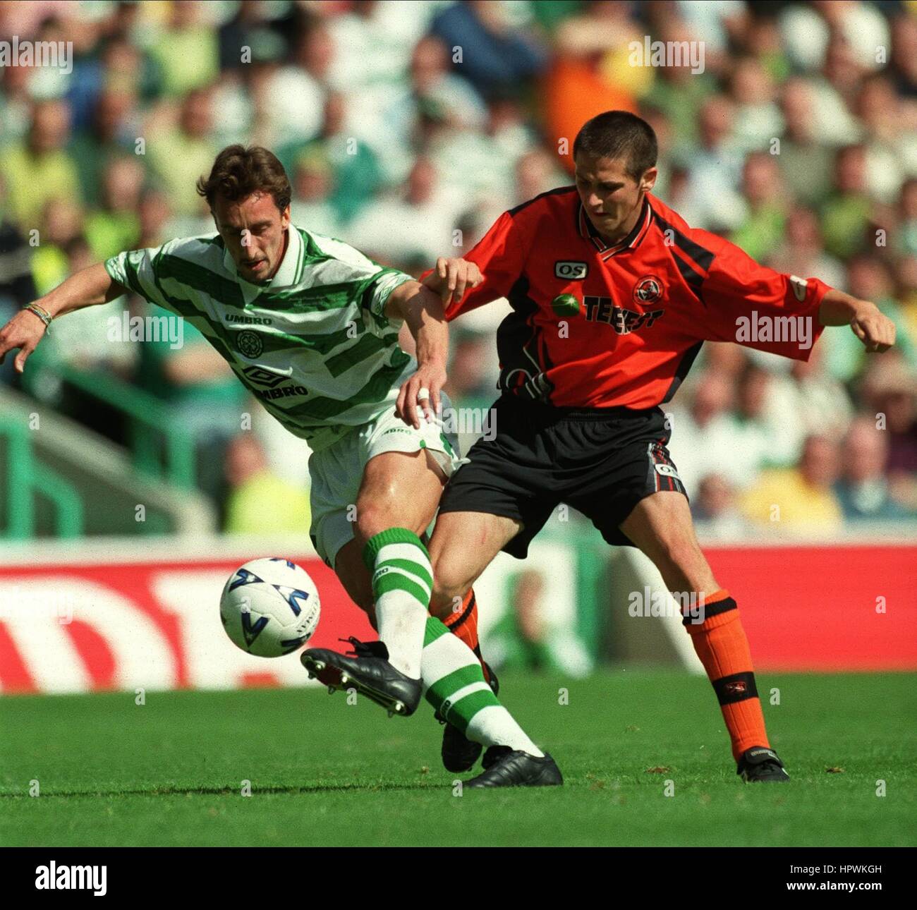 STEPHANE MAHE & CRAIG EASTON CELTIC V DUNDEE UNITED 24 Agosto 1998 Foto Stock