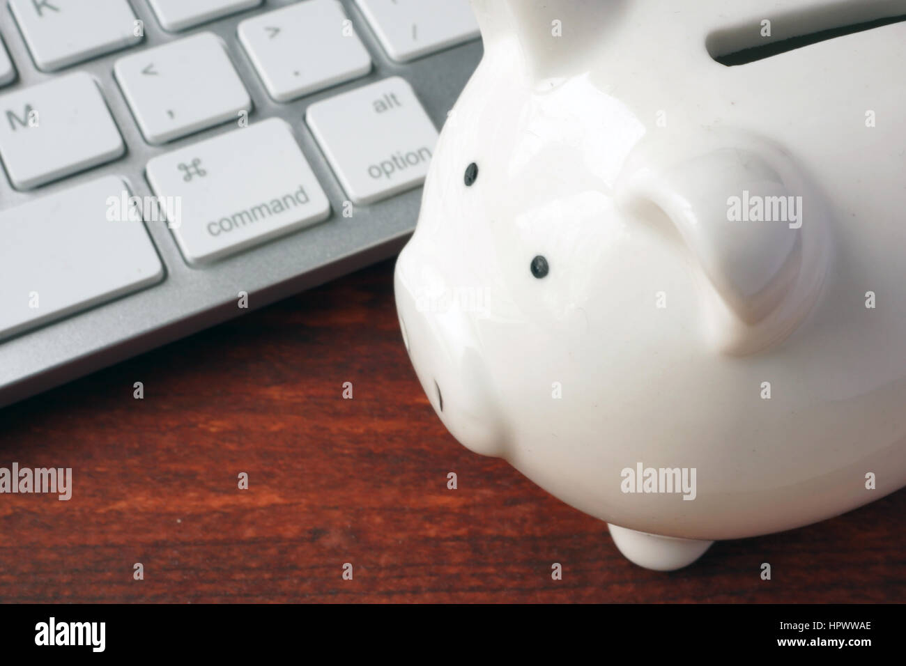 La tastiera e il salvadanaio. Gli investimenti finanziari concetto. Foto Stock