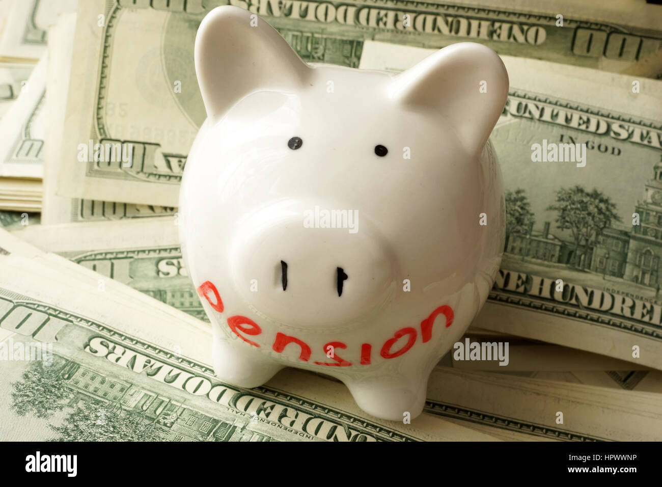 Salvadanaio con parola di pensione e contanti. Risparmi previdenziali concetto. Foto Stock