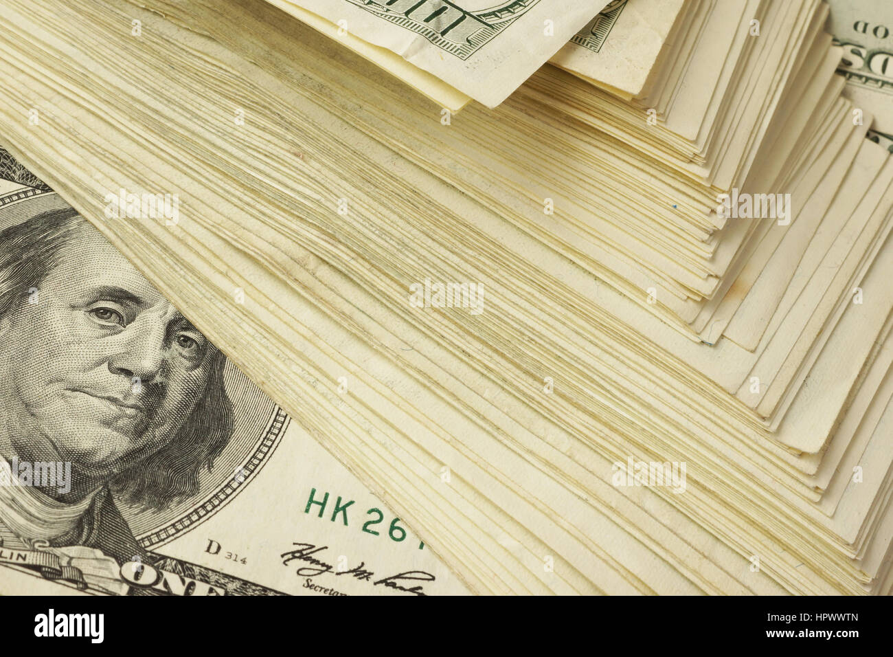Sfondo con grande pila di un centinaio di dollari di banconote. Foto Stock