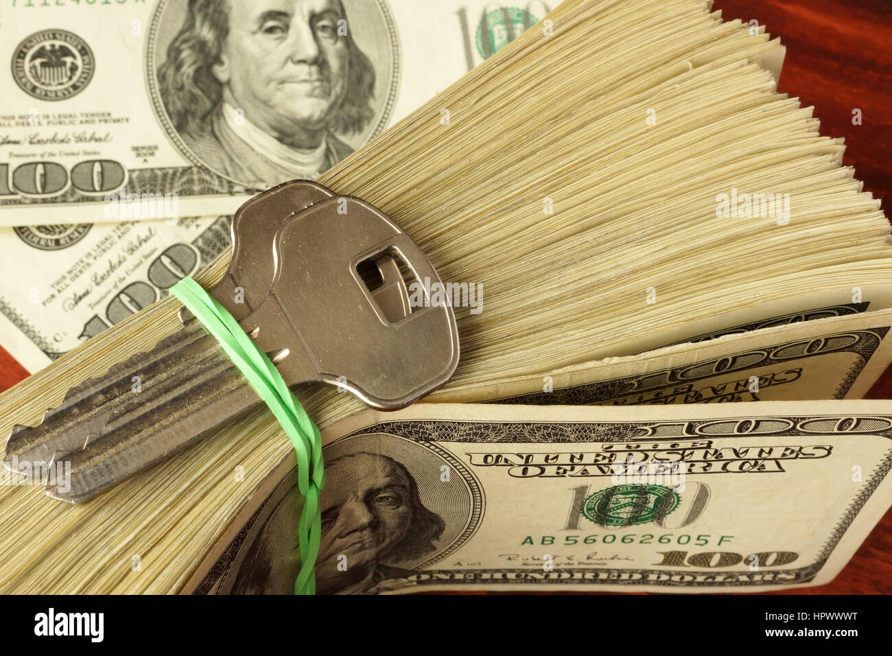 Pack di dollari e le chiavi di casa. Immobiliare di concetto. Foto Stock