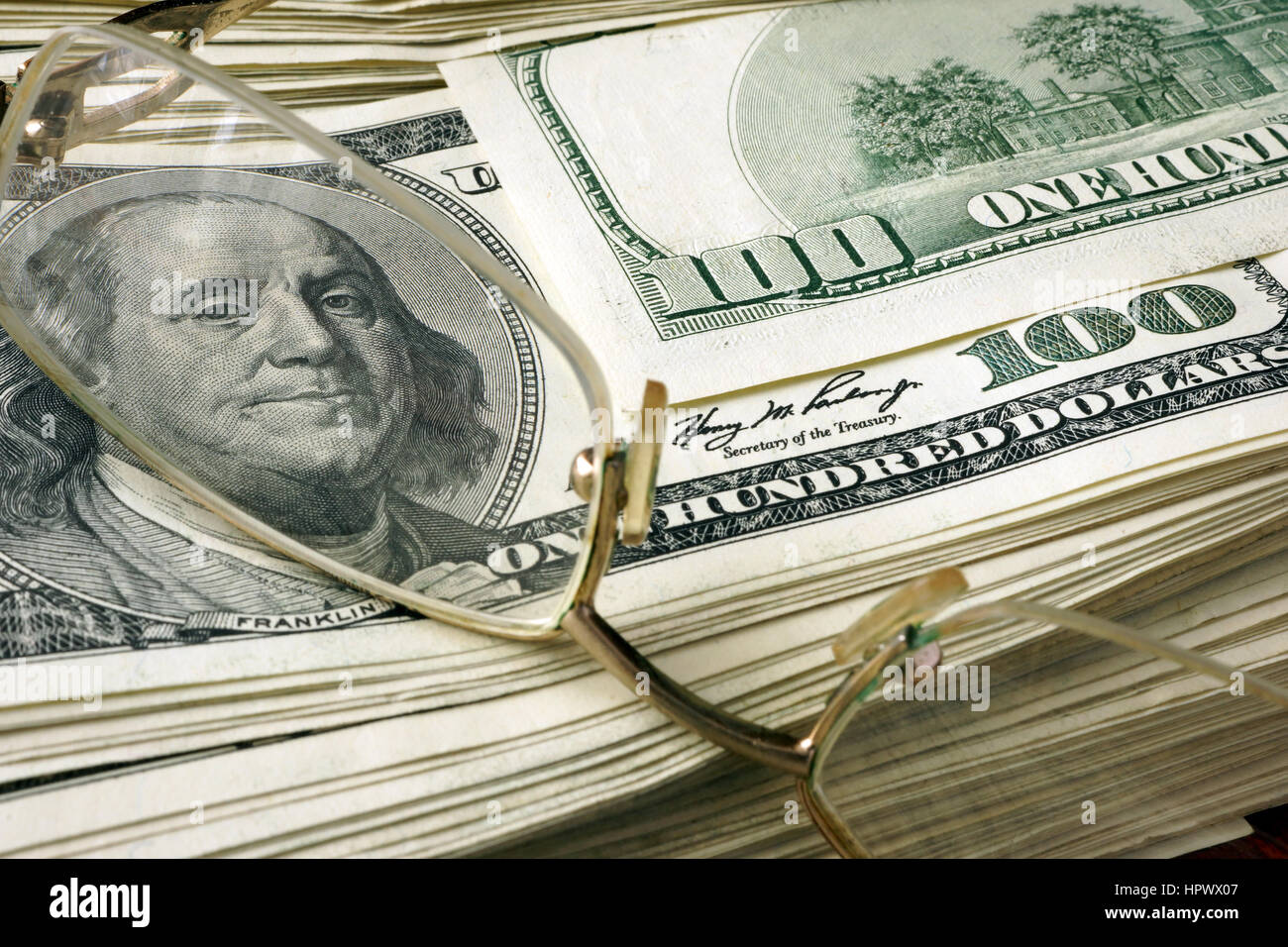 Pack di dollari e bicchieri. Il concetto di risparmio. Foto Stock