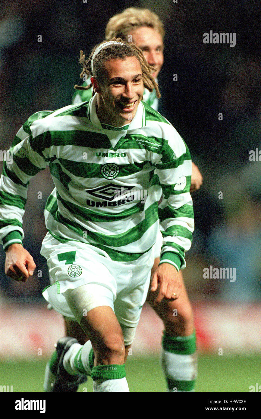 LARSSON CELEBRA IL SUO 2ND CELTIC V RANGERS 21 Novembre 1998 Foto Stock