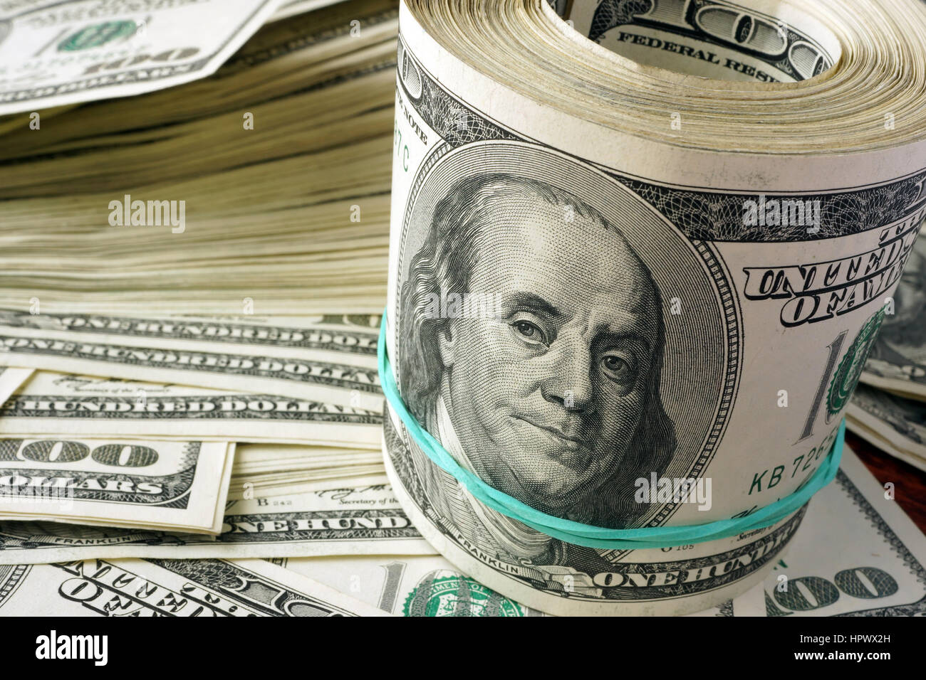 Un centinaio di dollari di banconote. Il concetto di risparmio. Foto Stock