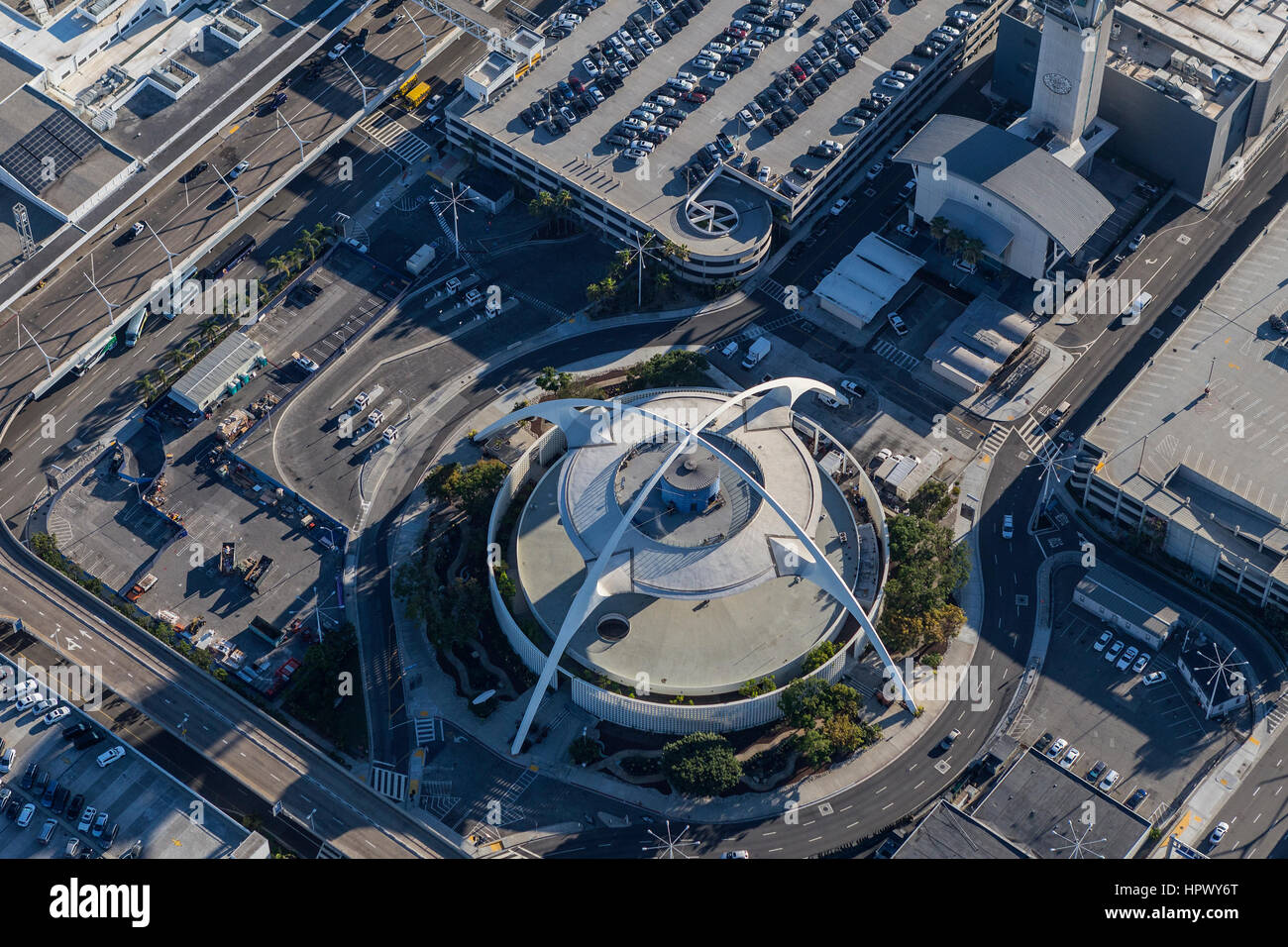 Los Angeles, California, Stati Uniti d'America - Agosto 16, 2016: vista aerea dell'aeroporto di tema building e parcheggi a LAX. Foto Stock
