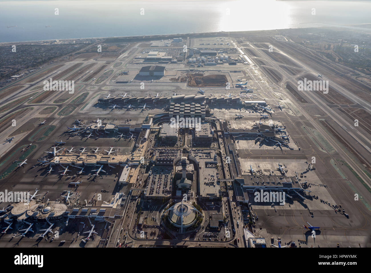 Los Angeles, California, Stati Uniti d'America - Agosto 16, 2016: Pomeriggio Vista aerea dell'Aeroporto Internazionale di Los Angeles e l'Oceano Pacifico. Foto Stock