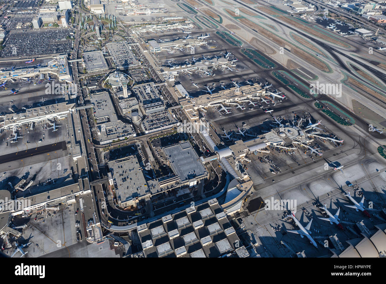 Los Angeles, California, Stati Uniti d'America - Agosto 16, 2016: Pomeriggio Vista aerea di terminali, piste e aeroplani a LAX. Foto Stock