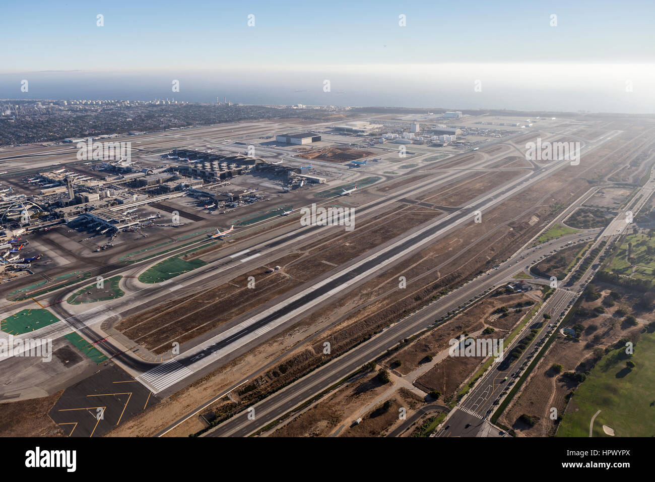 Los Angeles, California, Stati Uniti d'America - Agosto 16, 2016: Pomeriggio Vista aerea di terminali, aeroplani e piste in busy LAX. Foto Stock