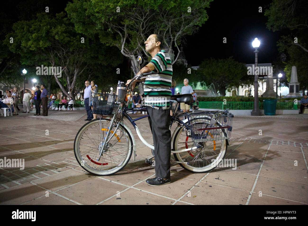 Uomo con una bicicletta in Plaza Degetau, city park Street scene, Ponce, Puerto Rico Foto Stock