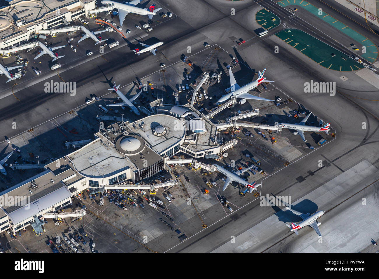 Los Angeles, California, Stati Uniti d'America - Agosto 16, 2016: Pomeriggio Vista aerea di aerei e terminali al LAX. Foto Stock
