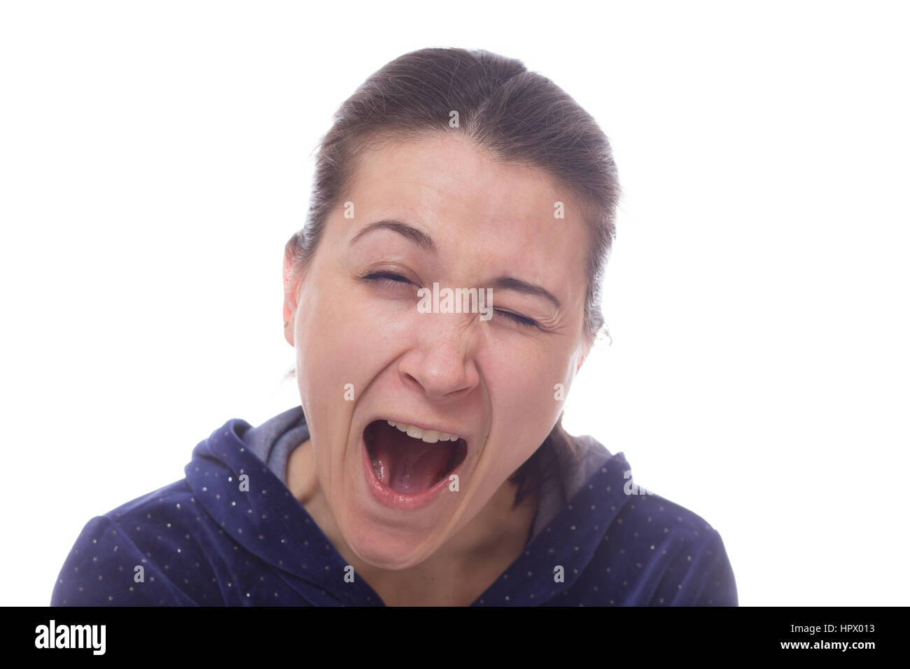 Ragazza giovane sbadigliare dopo una giornata intensa isolato su bianco Foto Stock