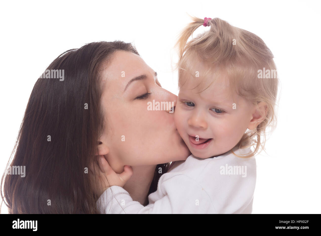 Sorridente madre con sua figlia isolato su bianco Foto Stock
