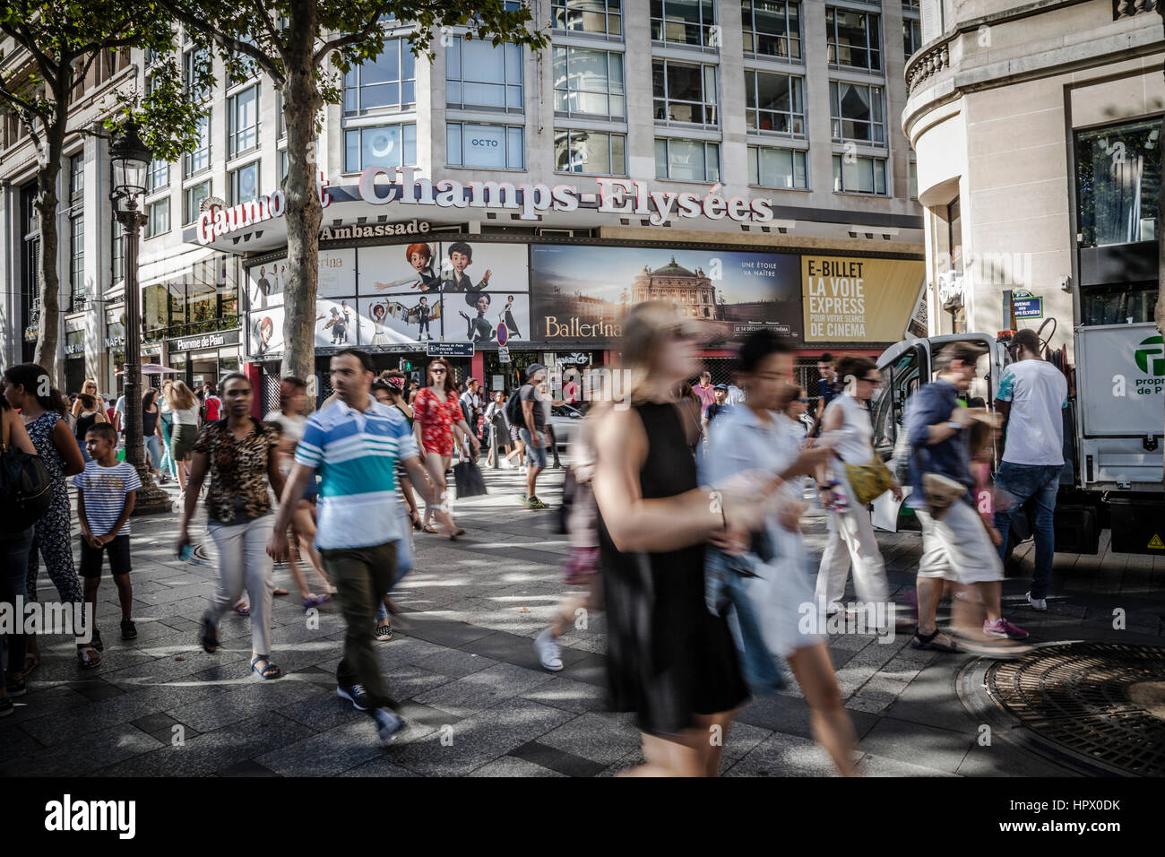 Gli enti locali e i turisti su Avenue des Champs-elysees, Paris, Francia Foto Stock
