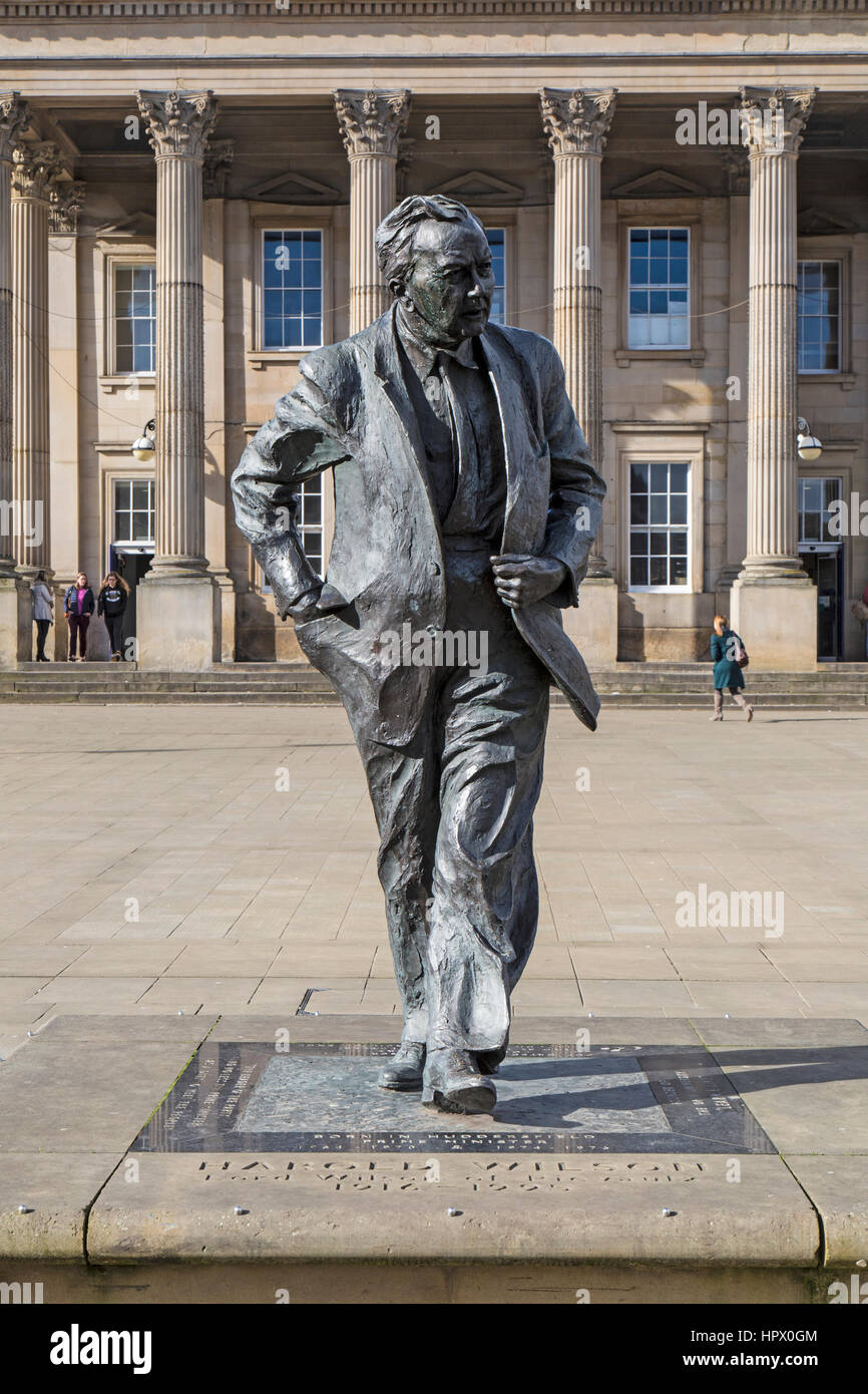 Statua di ex primo ministro britannico Harold Wilson, al di fuori della Stazione Ferroviaria di Huddersfield in Inghilterra. Foto Stock