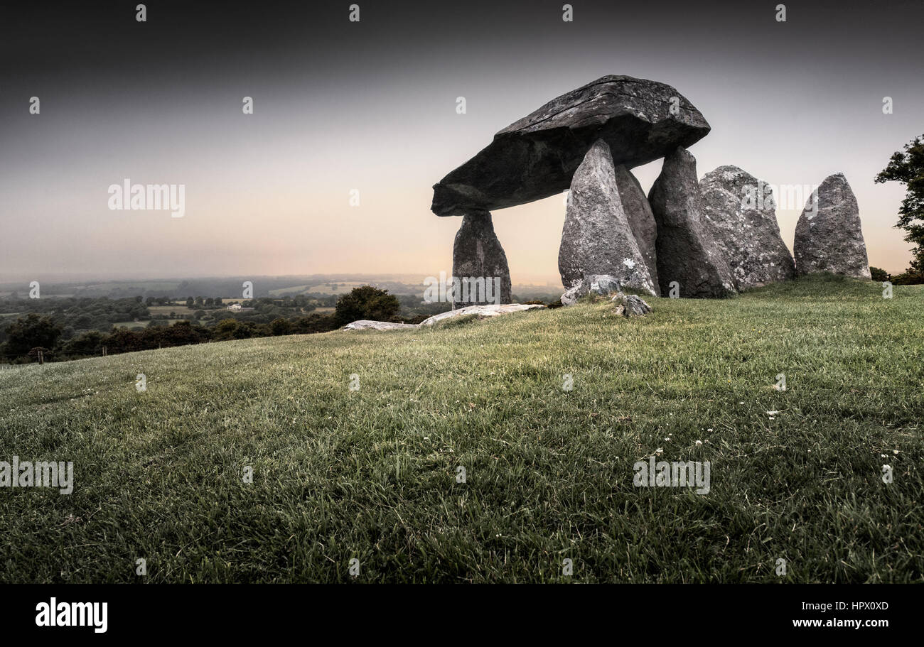 Pentre Ifan, è un megalitici preistorici comunale di pietra, camera di sepoltura che risale a circa 3500 BC in Pembrokeshire, Wales, Regno Unito Foto Stock