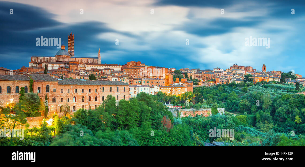 Scenario di Siena, una bellissima città medievale in Toscana, con vista del Duomo e del Campanile del Duomo di Siena (Duomo di Siena),Italia Foto Stock