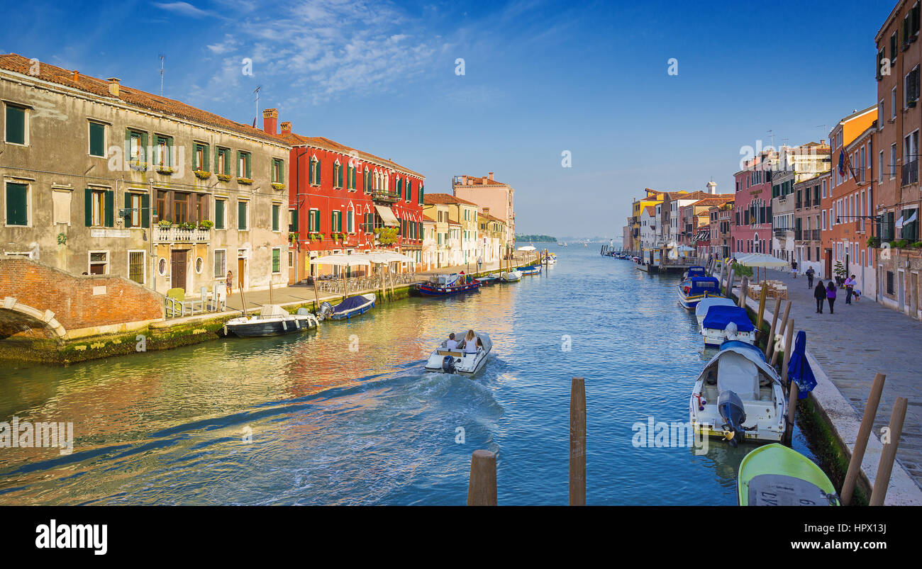 Venezia,ITALIA-Maggio 28, 2016: vista sul canal con gondole di Venezia romantica,Italia Foto Stock