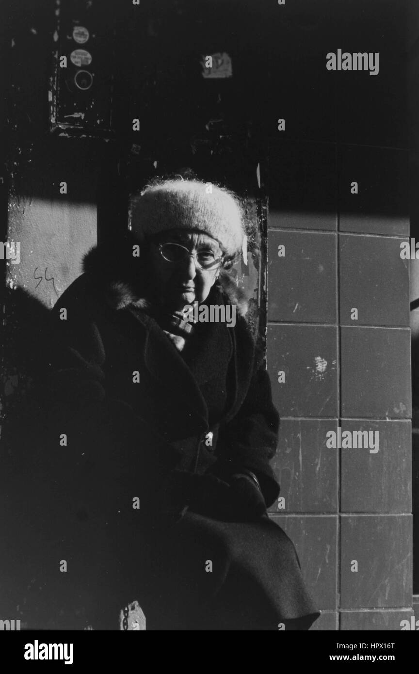 Un senior citizen seduti all'aperto in Jackson Heights Foto Stock