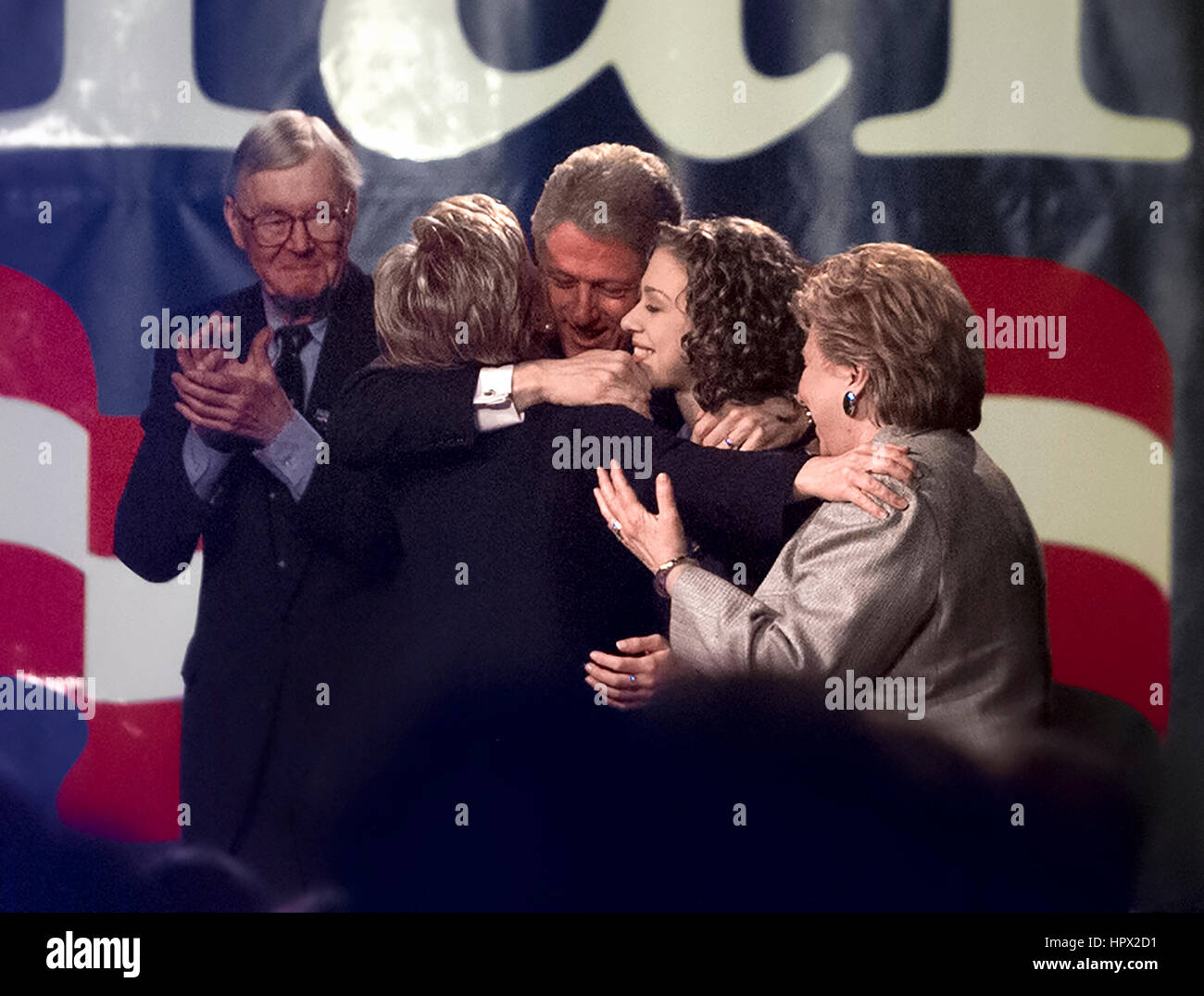 Prima signora Hillary Clinton (2 L) abbraccia il marito il presidente Bill Clinton (3R), figlia Chelsea Clinton (2R) e la madre Dorothy Rodham (R) dopo il suo intervento al momento dell'acquisto College, Università di Stato di New York, 6 febbraio 2000 in acquisto, New York, annunciando la sua candidatura per il Senato democratica in gara il membro. A sinistra è il New York Senator Daniel Patrick Moynihan. Foto di Francesco Specker Foto Stock