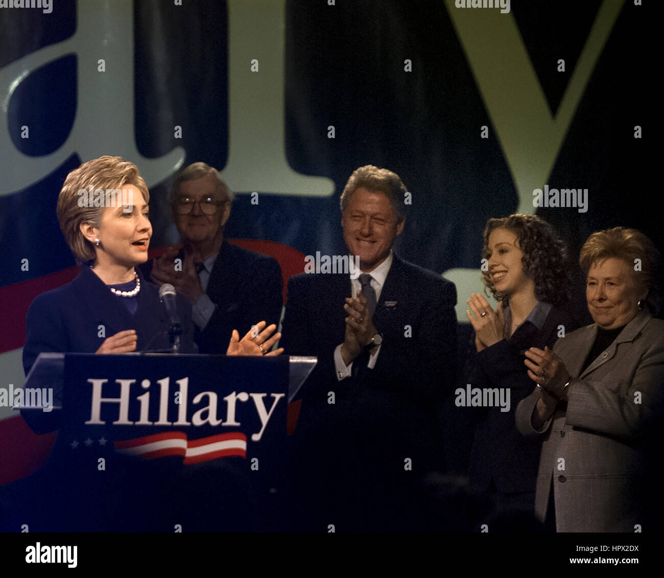 Prima signora Hillary Clinton parla al podio come New York Senator Daniel Patrick Moynihan, suo marito il presidente Bill Clinton, figlia Chelsea Clinton (2R) e la madre Dorothy Rodham (R) cercare su durante il suo intervento al momento dell'acquisto College, Università di Stato di New York, 6 febbraio 2000 in acquisto, New York, annunciando la sua candidatura per il Senato democratica in gara il membro. . Foto di Francesco Specker Foto Stock
