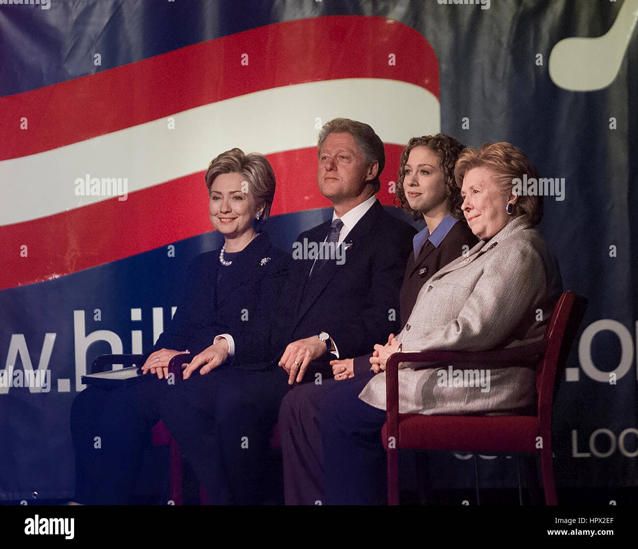 La First Lady Hillary Clinton e suo marito il presidente Bill Clinton, figlia Chelsea Clinton e la madre Dorothy Howell Rodham in un rally di annunciare ufficialmente la sua candidatura per la democratica del Senato statunitense sede da New York dell'Università dello Stato di New York acquisto College in acquisto, New York, 6 febbraio 2000. Clinton è la prima moglie di un presidente degli Stati Uniti a cercare una carica elettiva. Foto di Francesco Specker Foto Stock