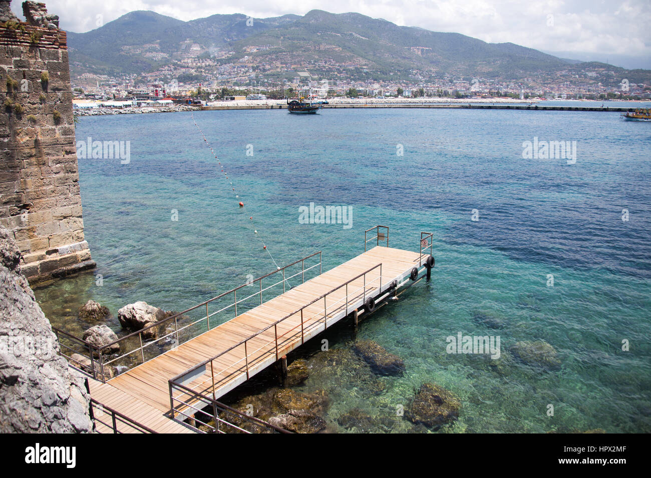 Il mare e la montagna vista dal castello di Alanya con il mare turchese e le rocce visibili sul fondo e pier Foto Stock