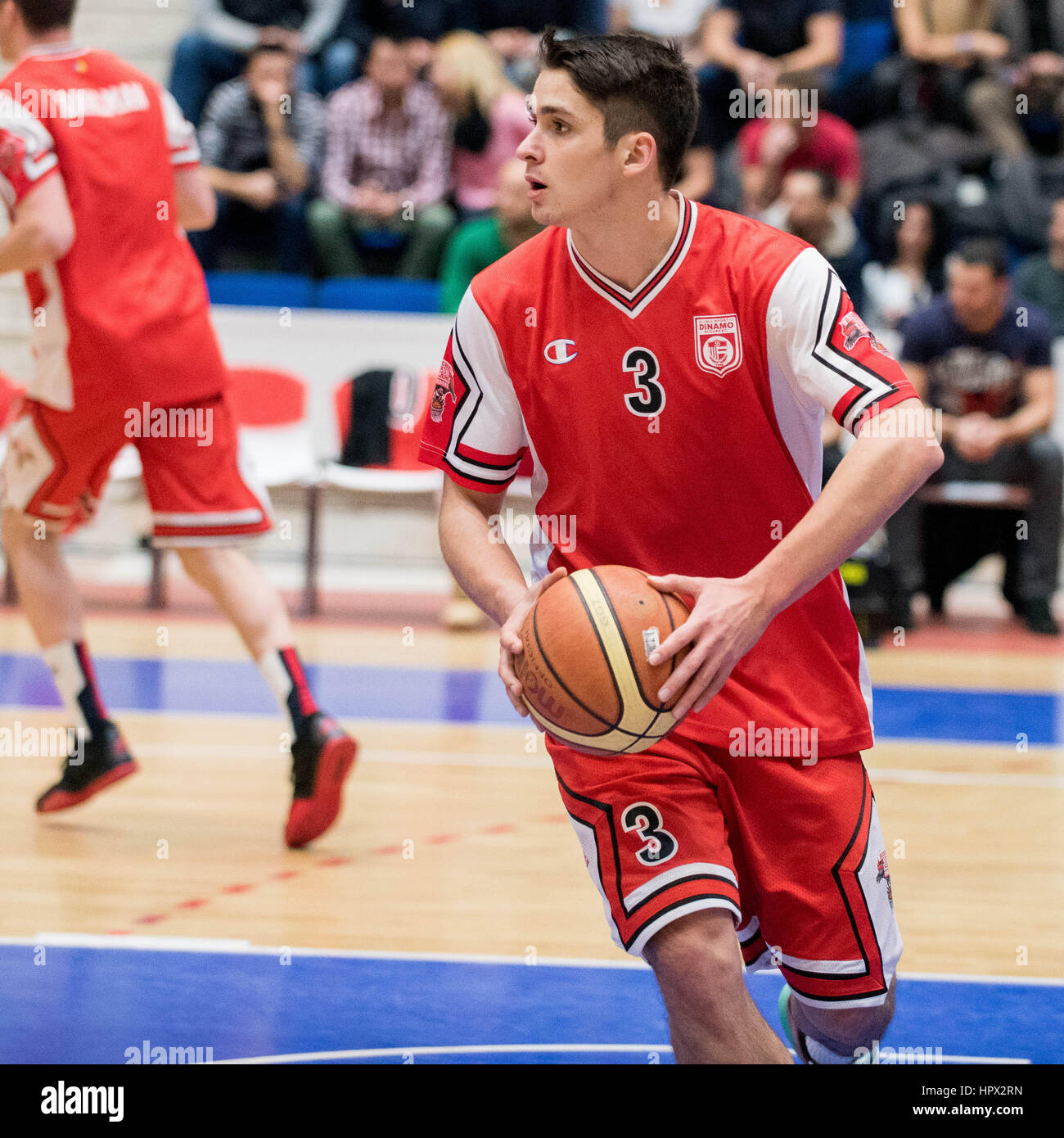 31 gennaio 2016: Radu Virna #3 della CS Dinamo Bucarest durante la LNBM - Uomini National Basketball League Romania gioco tra Steaua CSM EximBank Bucarest (ROU) vs CS Dinamo Bucarest (ROU) a campi sportivi polivalenti Hall di Bucarest, Romania ROU. Foto: Cronos/Catalin Soare Foto Stock