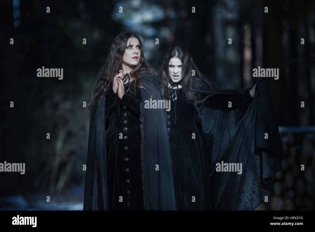 Demoni interni. Una donna in abito Vittoriano. La doppia esposizione Foto Stock