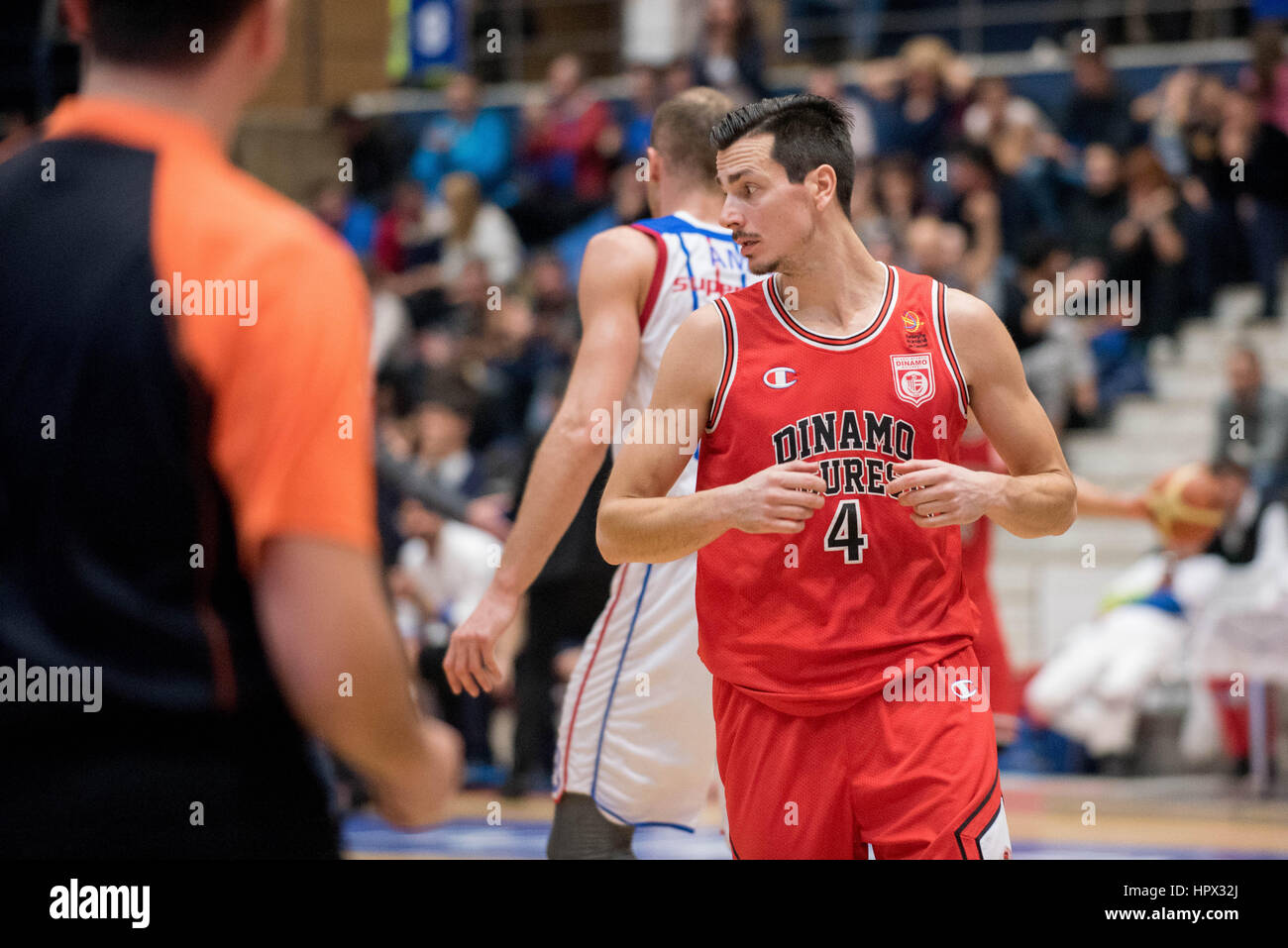 31 gennaio 2016: Marko Sutalo #4 della CS Dinamo Bucarest durante la LNBM - Uomini National Basketball League Romania gioco tra Steaua CSM EximBank Bucarest (ROU) vs CS Dinamo Bucarest (ROU) a campi sportivi polivalenti Hall di Bucarest, Romania ROU. Foto: Cronos/Catalin Soare Foto Stock