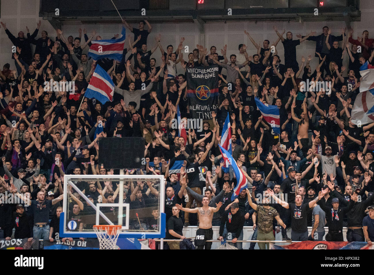 31 gennaio 2016: Steaua sostenitori durante il LNBM - Uomini National Basketball League Romania gioco tra Steaua CSM EximBank Bucarest (ROU) vs CS Dinamo Bucarest (ROU) a campi sportivi polivalenti Hall di Bucarest, Romania ROU. Foto: Cronos/Catalin Soare Foto Stock