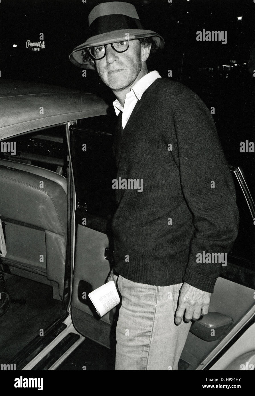 WOODY ALLEN lasciando ad ELAINE RISTORANTE NEW YORK CITY primi anni ottanta Foto Stock