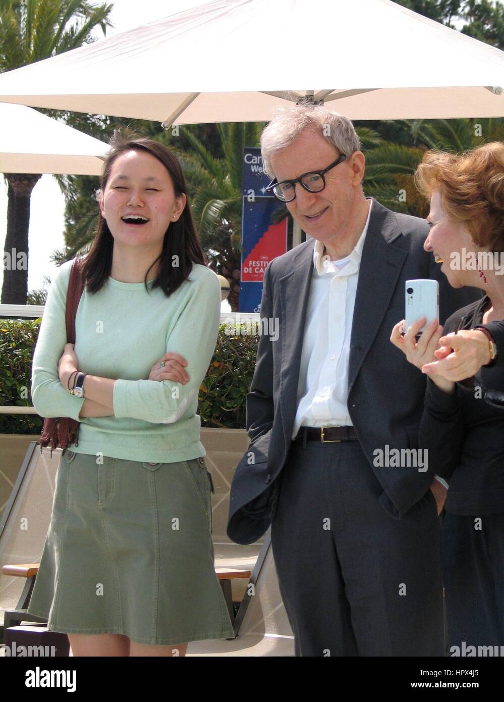 Woody Allen con la moglie Soon-Yi Previn e sua sorella produttore Letty Aronson presso l'Hotel Martinez frequentando il 58th annuale di Cannes Film Festival ( Festival De Cannes ) a Cannes, Francia, 11 maggio 2005 Foto Stock