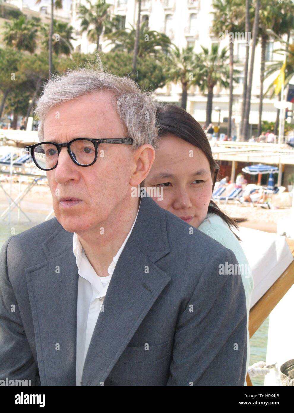 Woody Allen e la moglie Soon-Yi Previn presso l'Hotel Martinez frequentando il 58th annuale di Cannes Film Festival ( Festival De Cannes ) a Cannes, Francia, 11 maggio 2005 Foto Stock