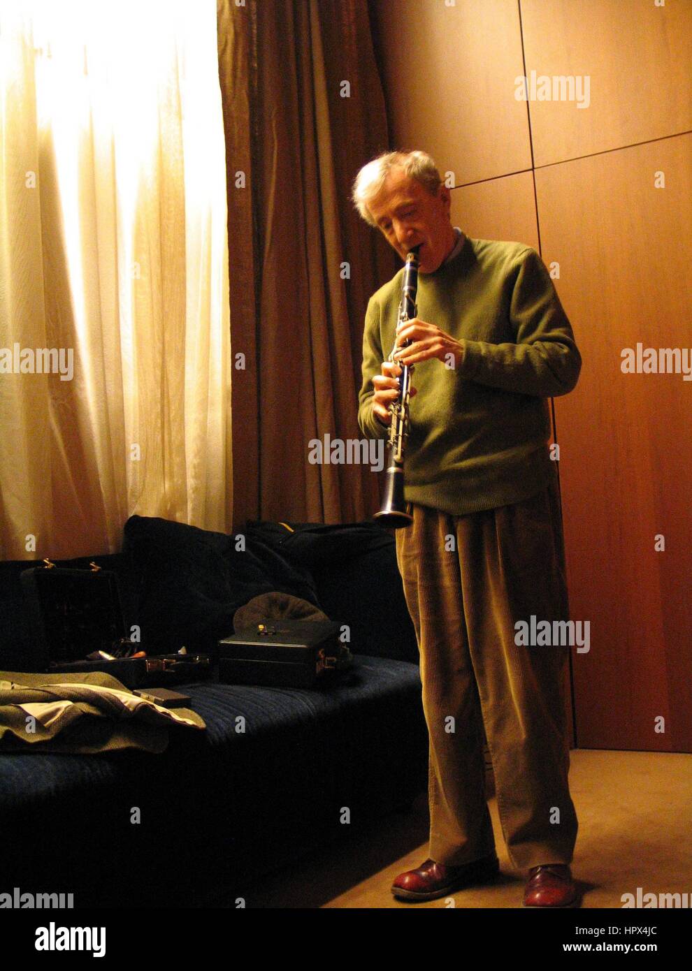 Woody Allen e la sua New Orleans Jazz Band di eseguire presso il Teatro del Teatro degli Arcimboldi di Milano, Italia Band: Woody Allen (clarinetto), Eddy Davis (banjo, direttore musicale), Conal Fowkes (contrabbasso), Robert Garcia (tamburi), Cynthia Sayer (pianoforte), Simon Wettenhal Foto Stock