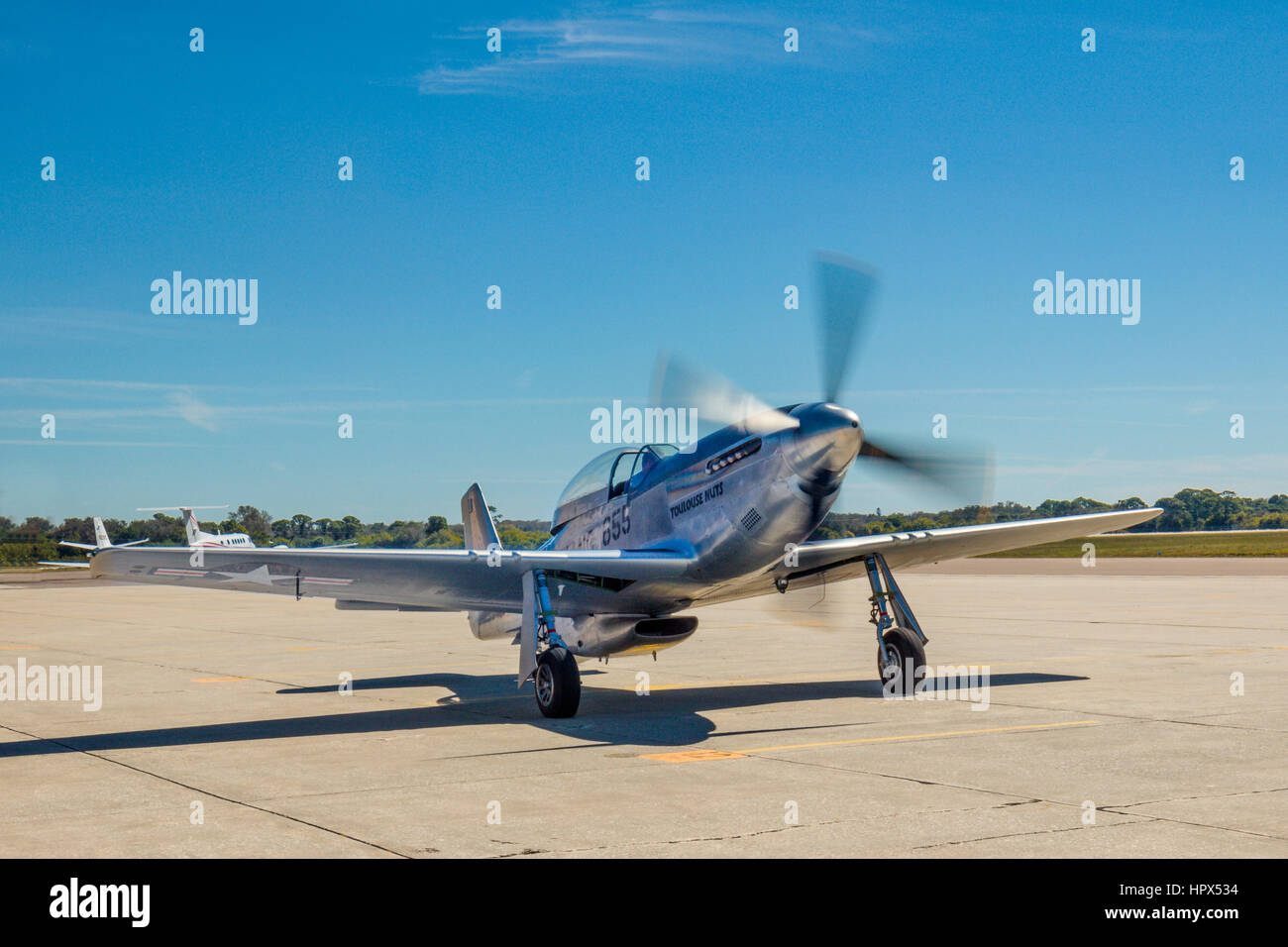 P Mustang fighter ad ali di FreedomTour storico di vintage WWII piani di guerra a Venezia Aeroporto di Venezia Florida Foto Stock