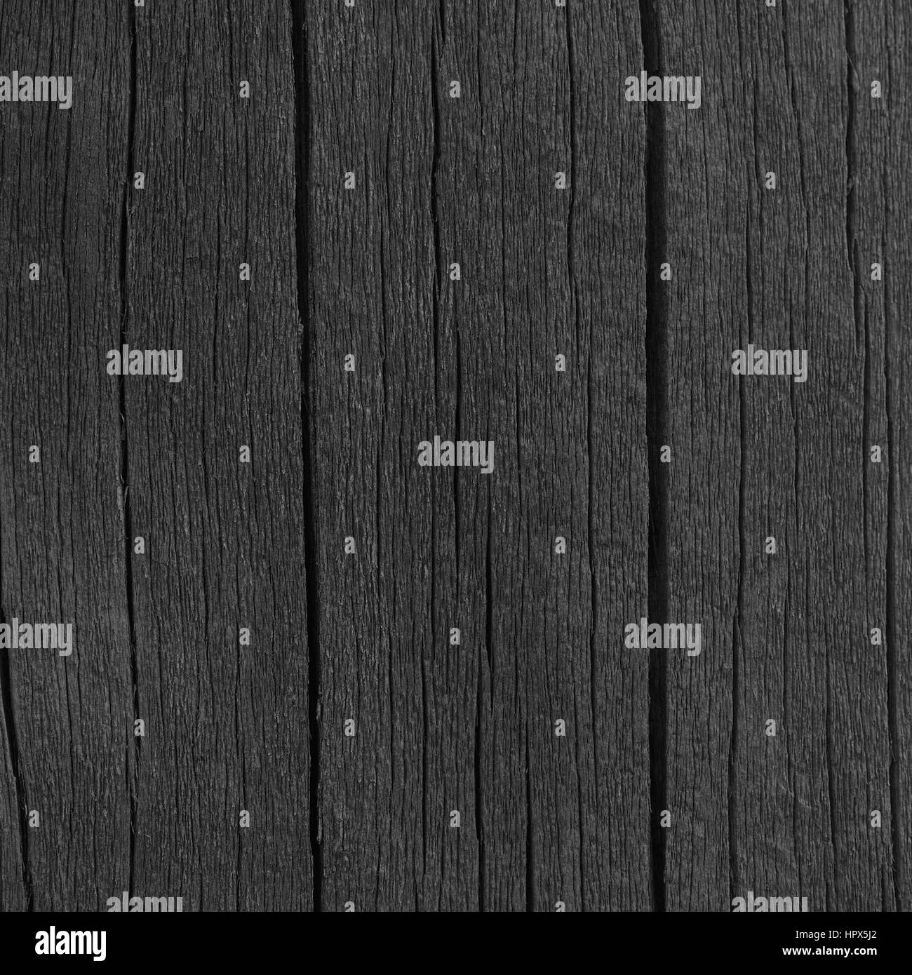 Tavola in legno bordo nero catrame di legno vernice dettaglio texture, grande vecchio invecchiato scuro e ricco di dettagli incrinato rustico in legno Macro Closeup Pattern, vuoto verticale vuoto Foto Stock