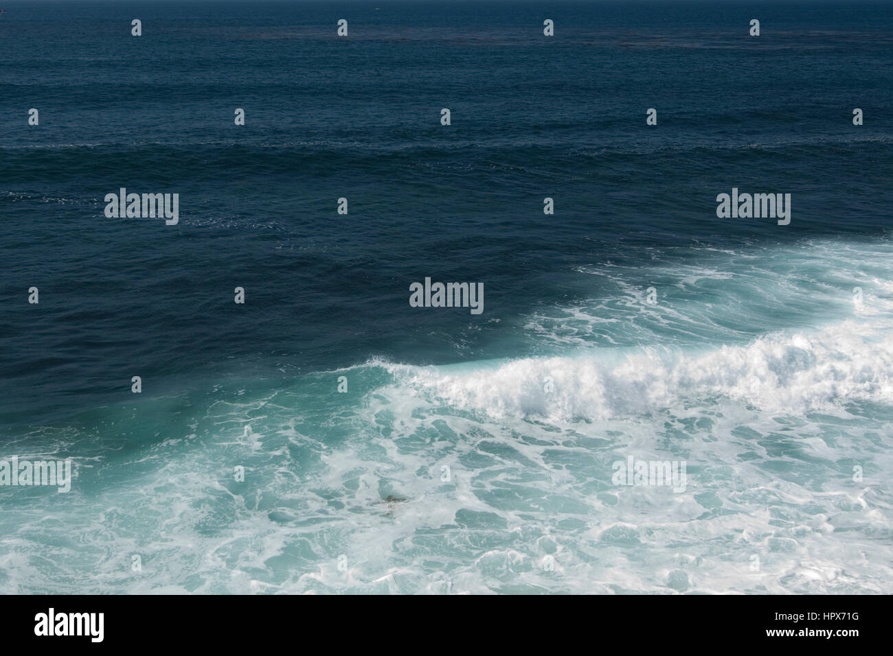 Delle onde dell'Oceano Pacifico crash sulle rive di La Jolla Cove a San Diego, California. Foto Stock