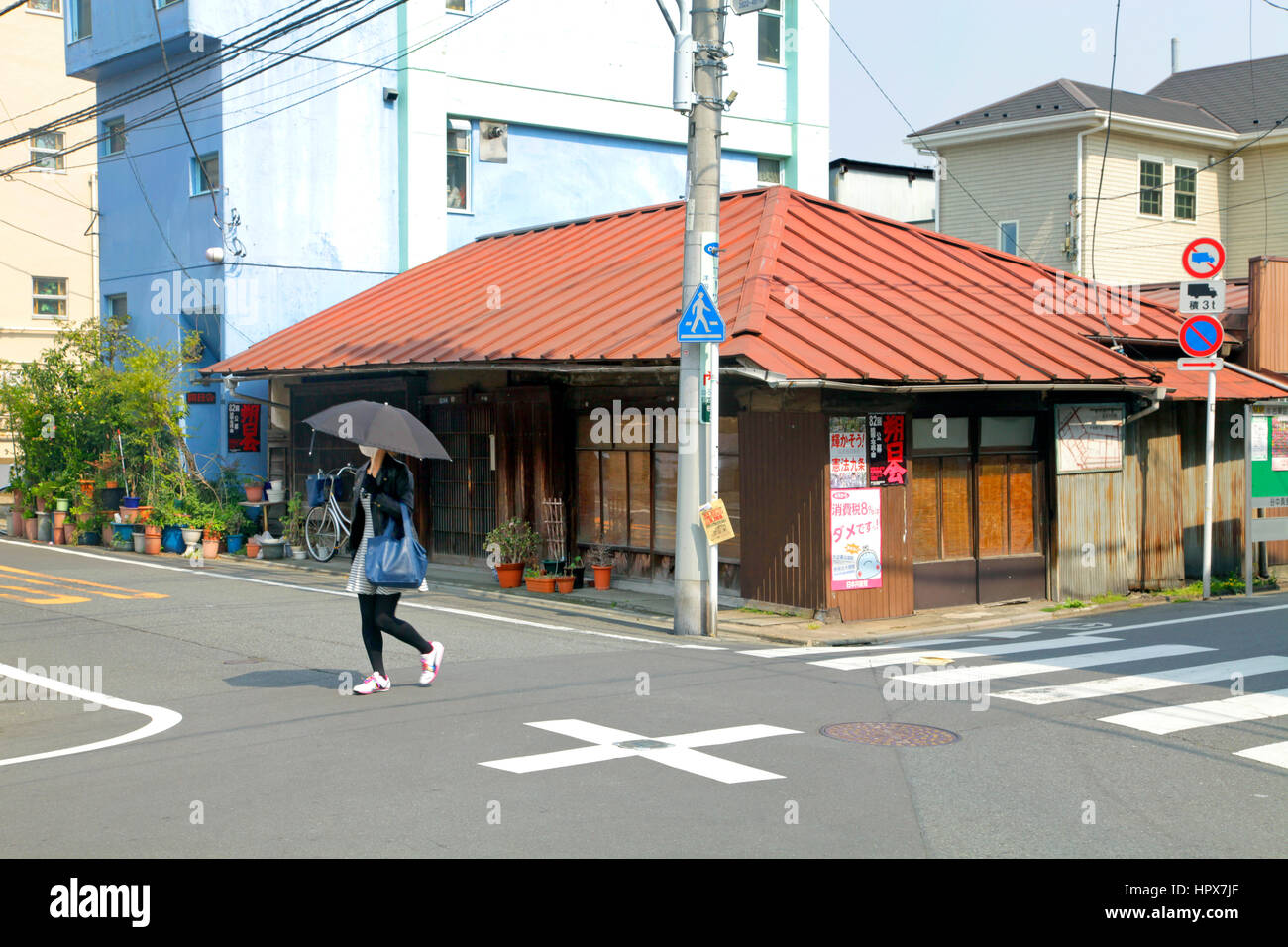 Una storia unica casa con tetto Hipped in Yanaka Tokyo Giappone Foto Stock